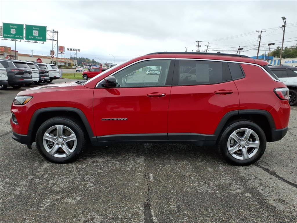 Used 2024 Jeep Compass Latitude image 3