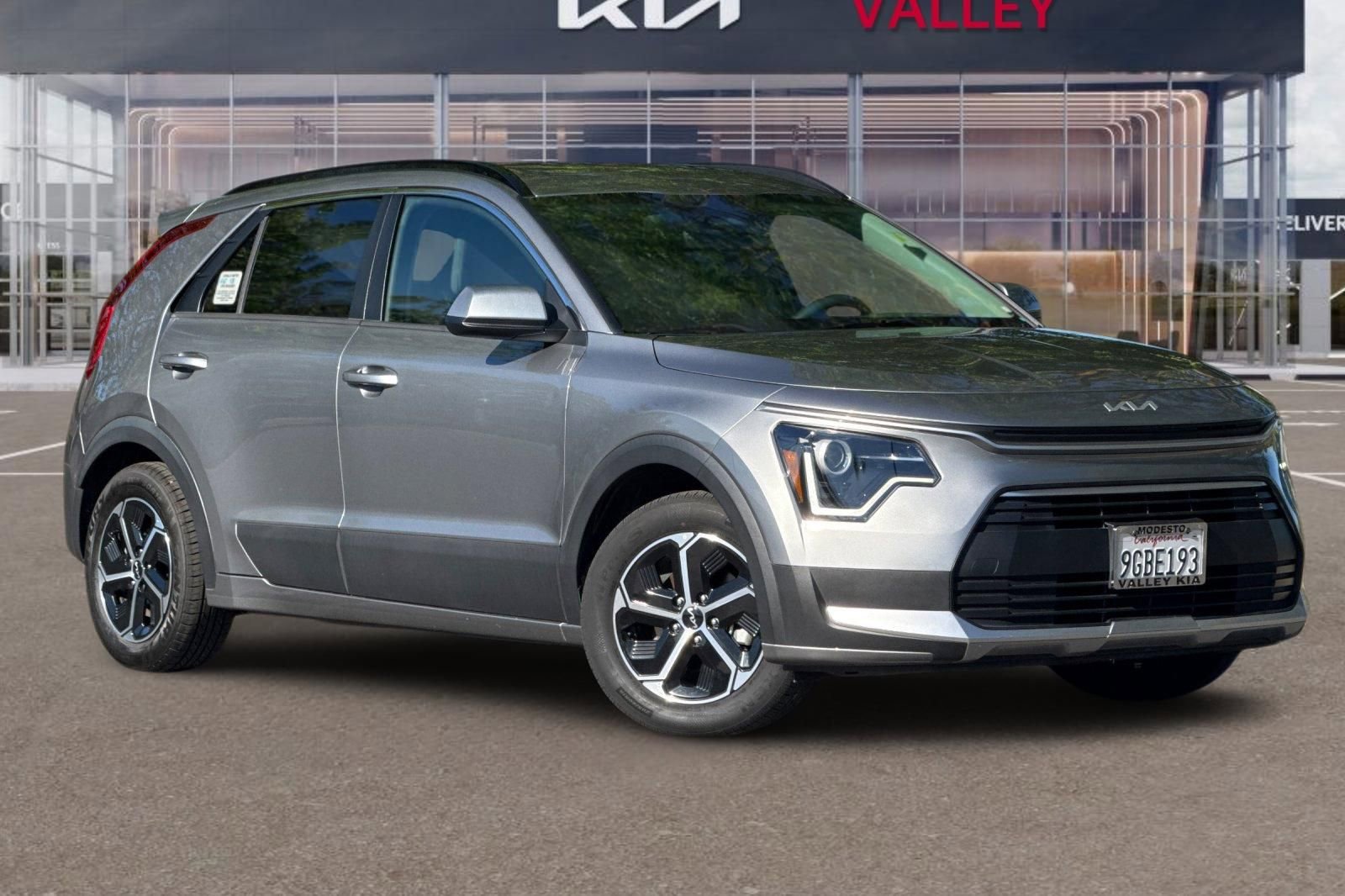 Used 2023 Kia Niro LX image 2