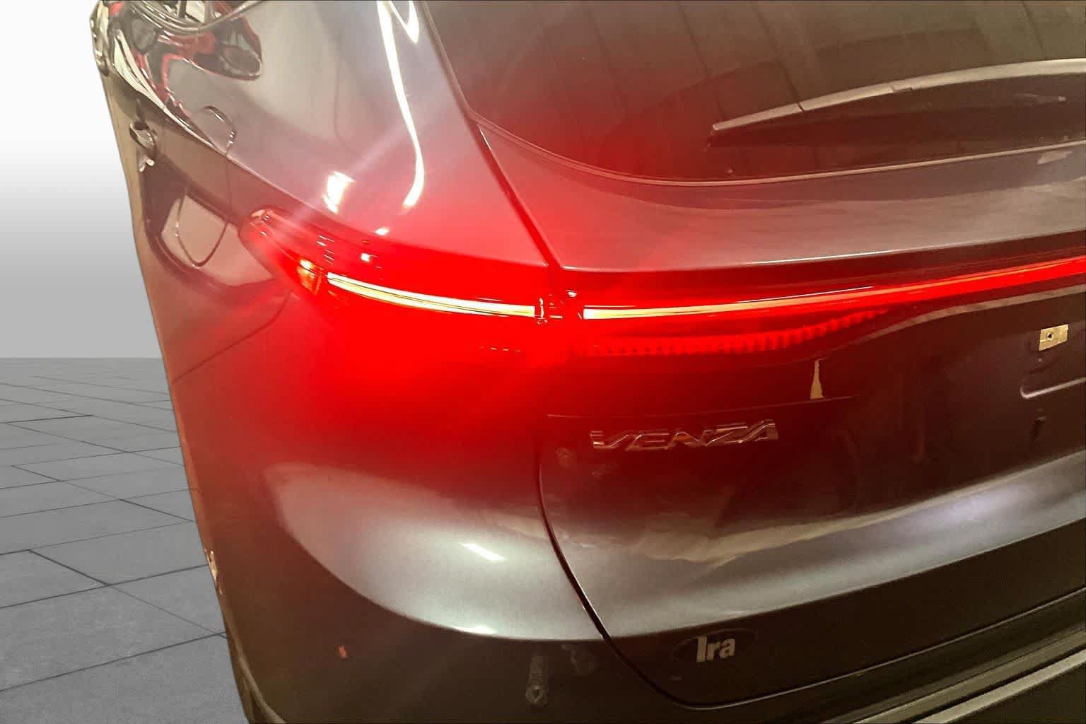 Used 2023 Toyota Venza LE AWD/4WD image 29