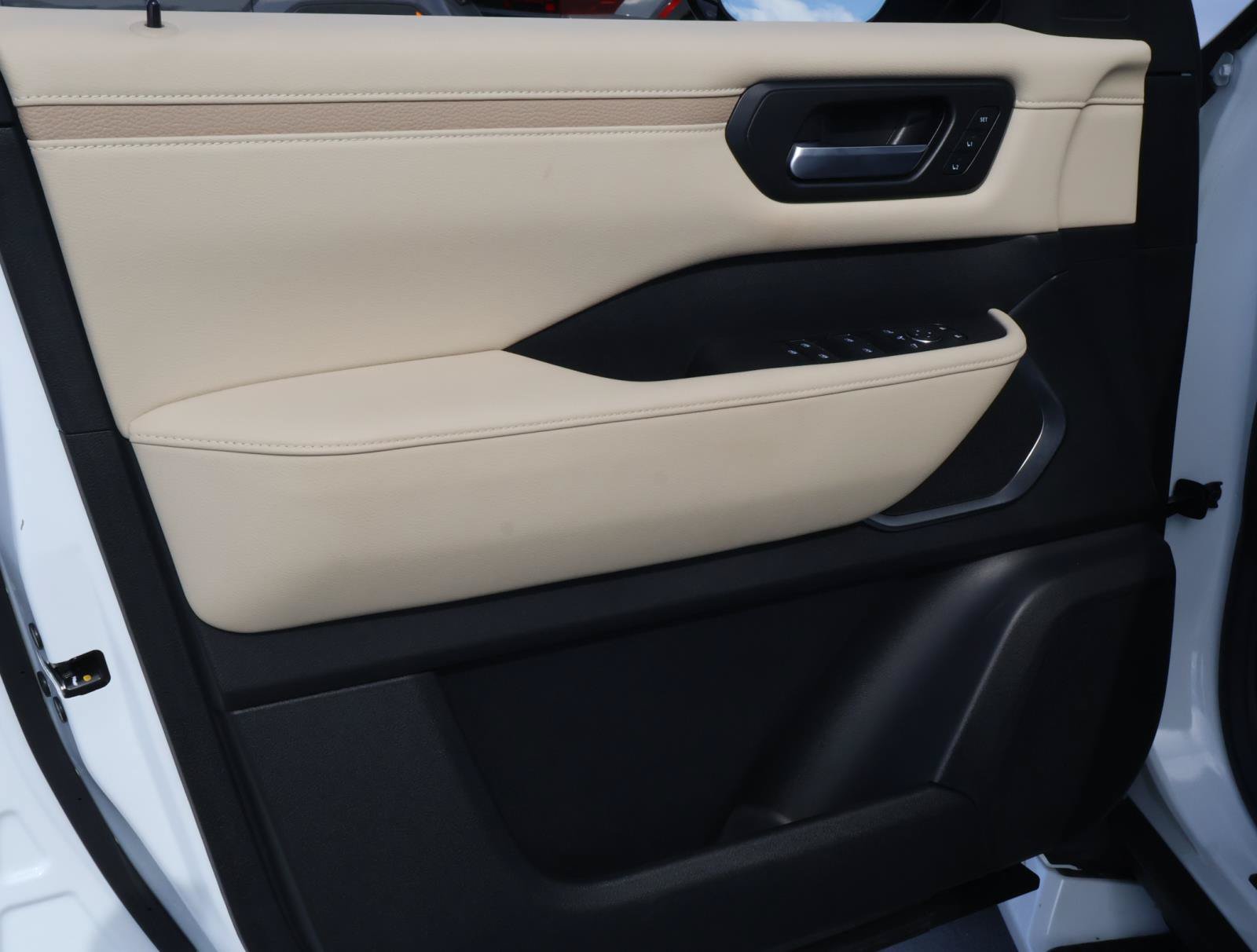 Used 2025 Nissan Armada Platinum Reserve RWD image 17