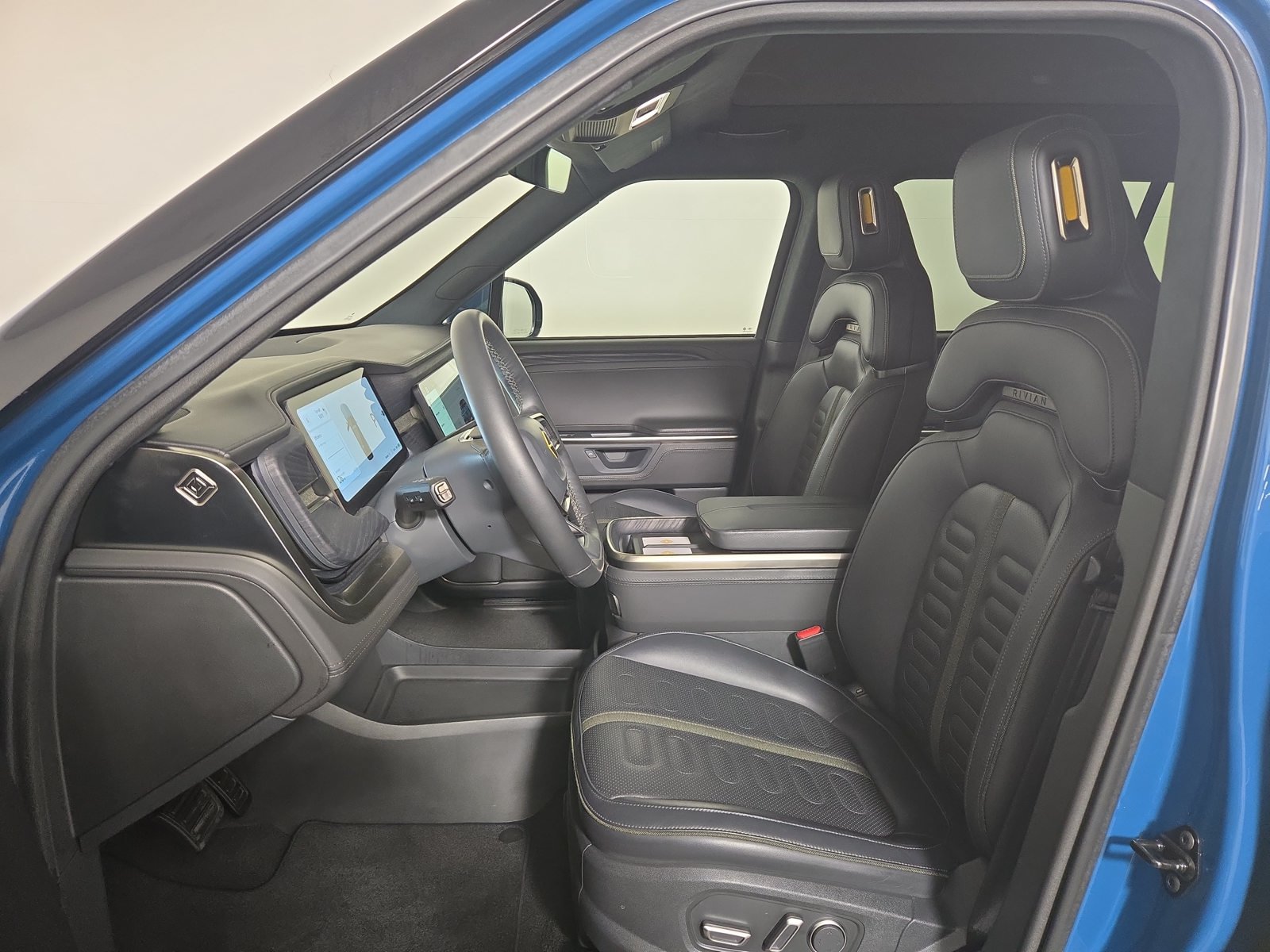 Used 2025 Rivian R1S Adventure Dual AWD/4WD image 20
