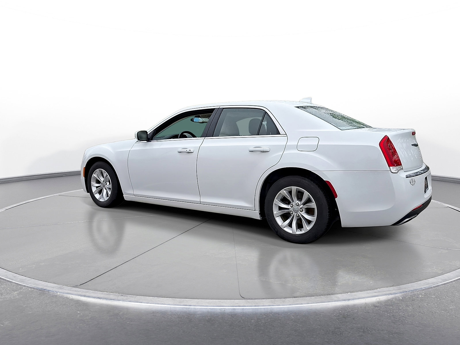 Used 2015 Chrysler 300 Limited RWD image 6