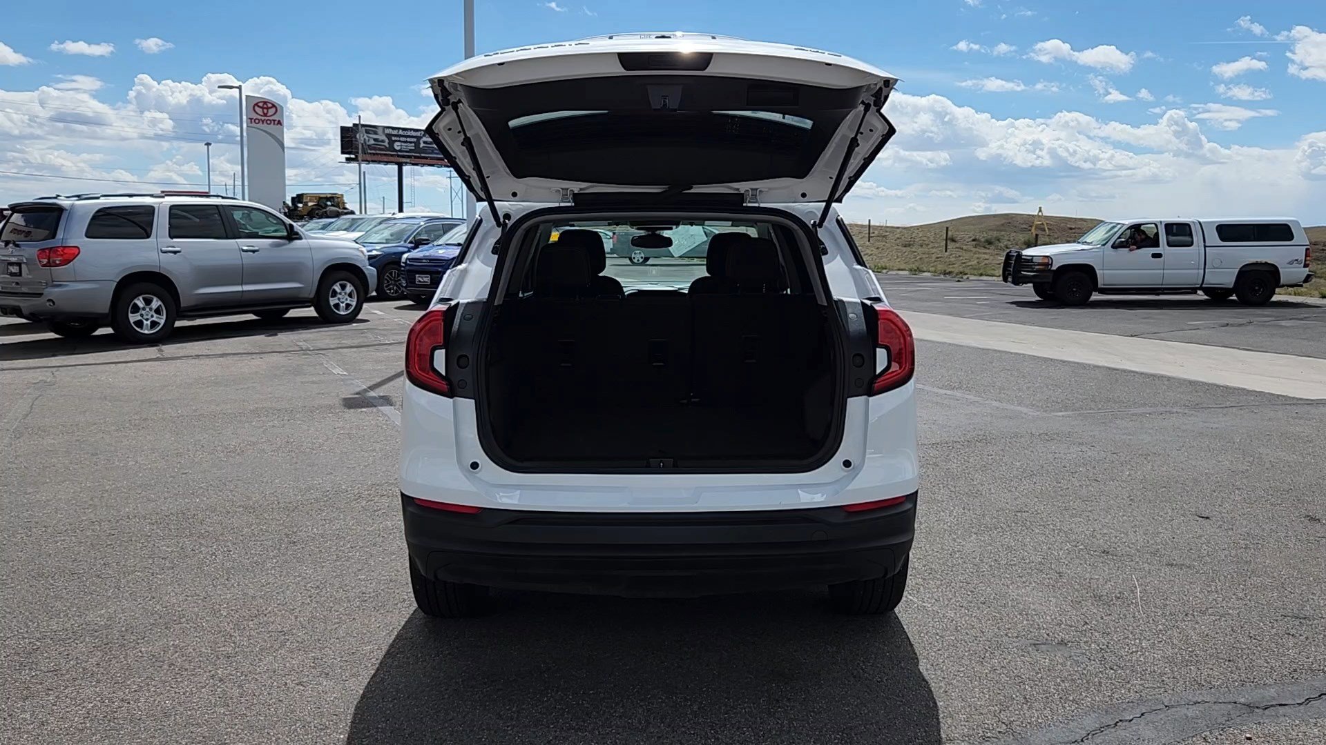 Used 2024 GMC Terrain SLE AWD/4WD image 18