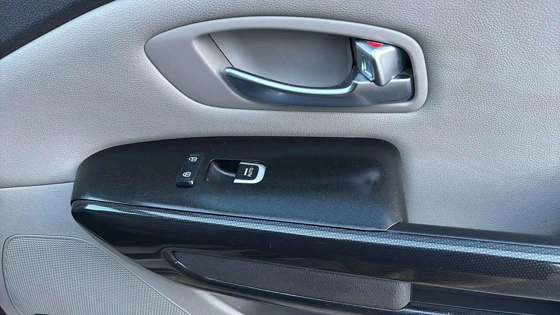 Used 2015 Kia Sedona SX image 25