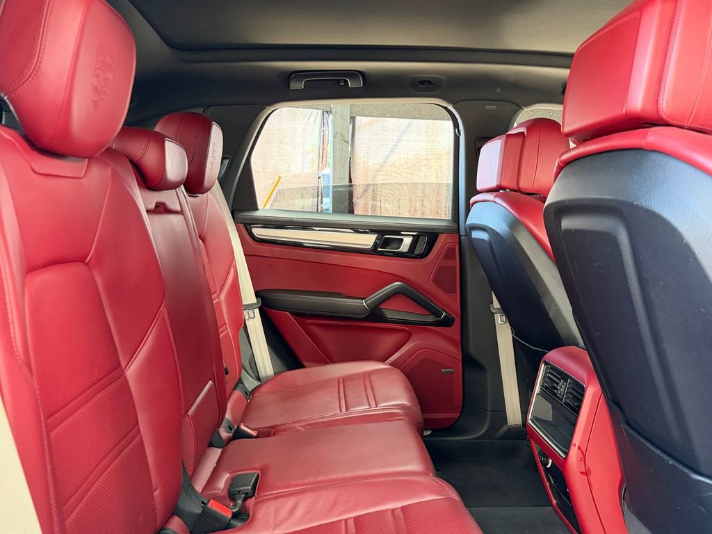 Used 2022 Porsche Cayenne Platinum Edition AWD/4WD image 17