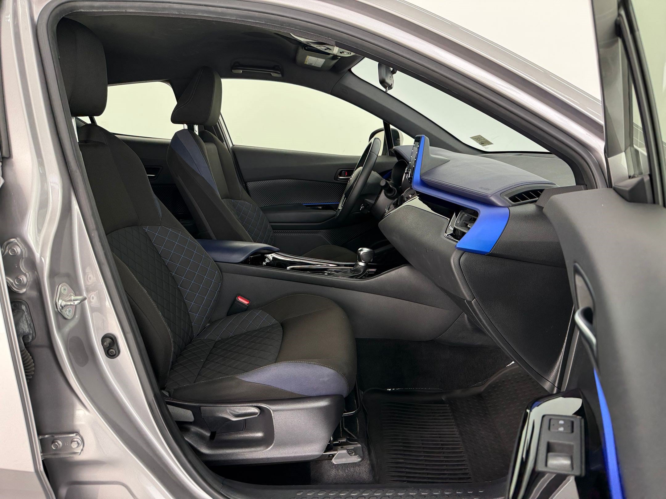 Used 2020 Toyota C-HR XLE FWD image 22