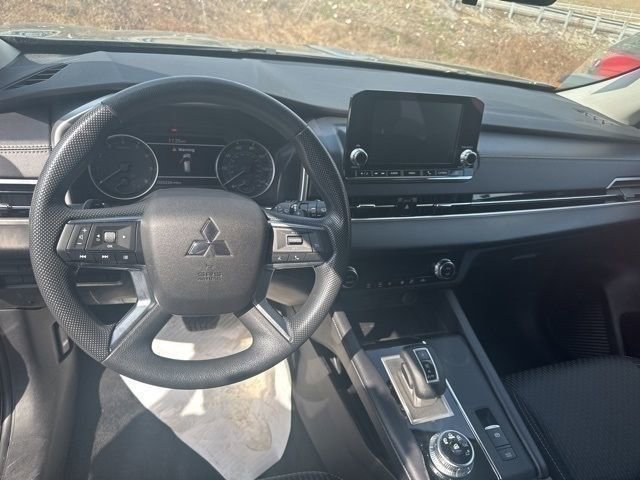 Used 2024 Mitsubishi Outlander ES image 29