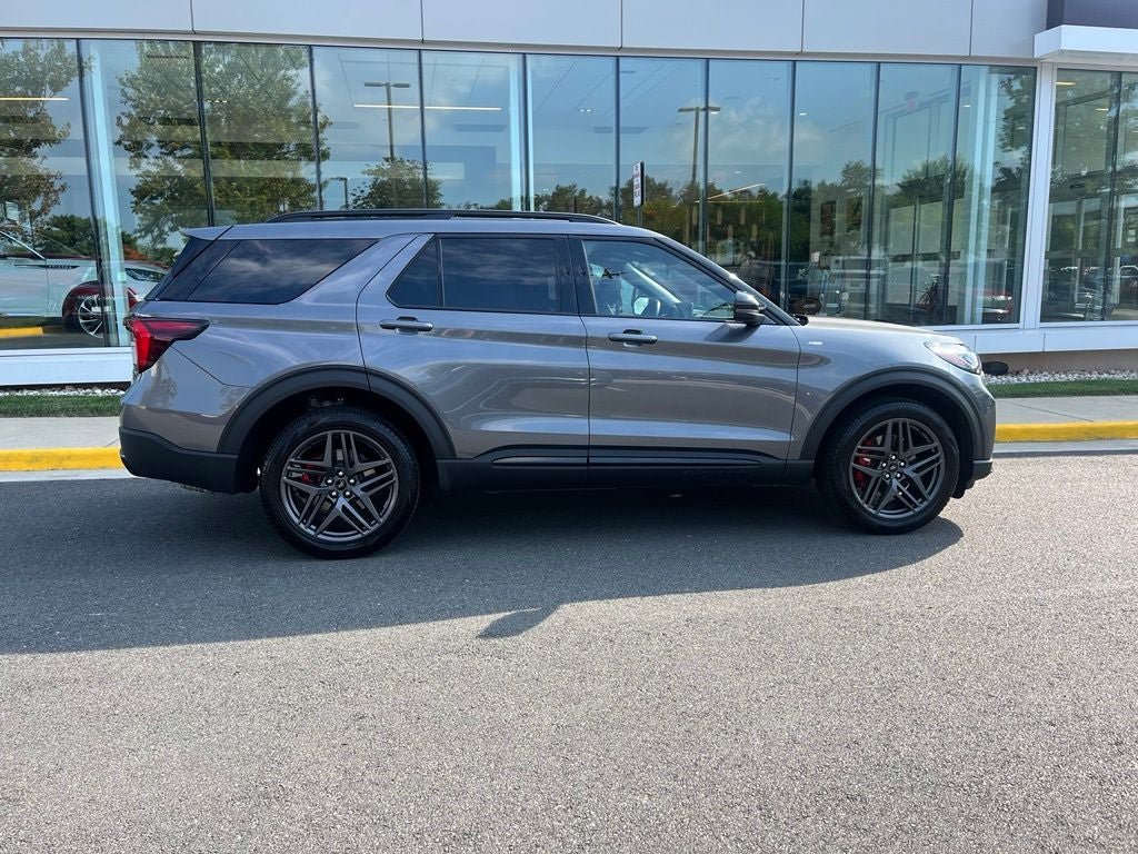 Used 2025 Ford Explorer ST-Line w/ ST-Line Street Pack AWD/4WD image 9