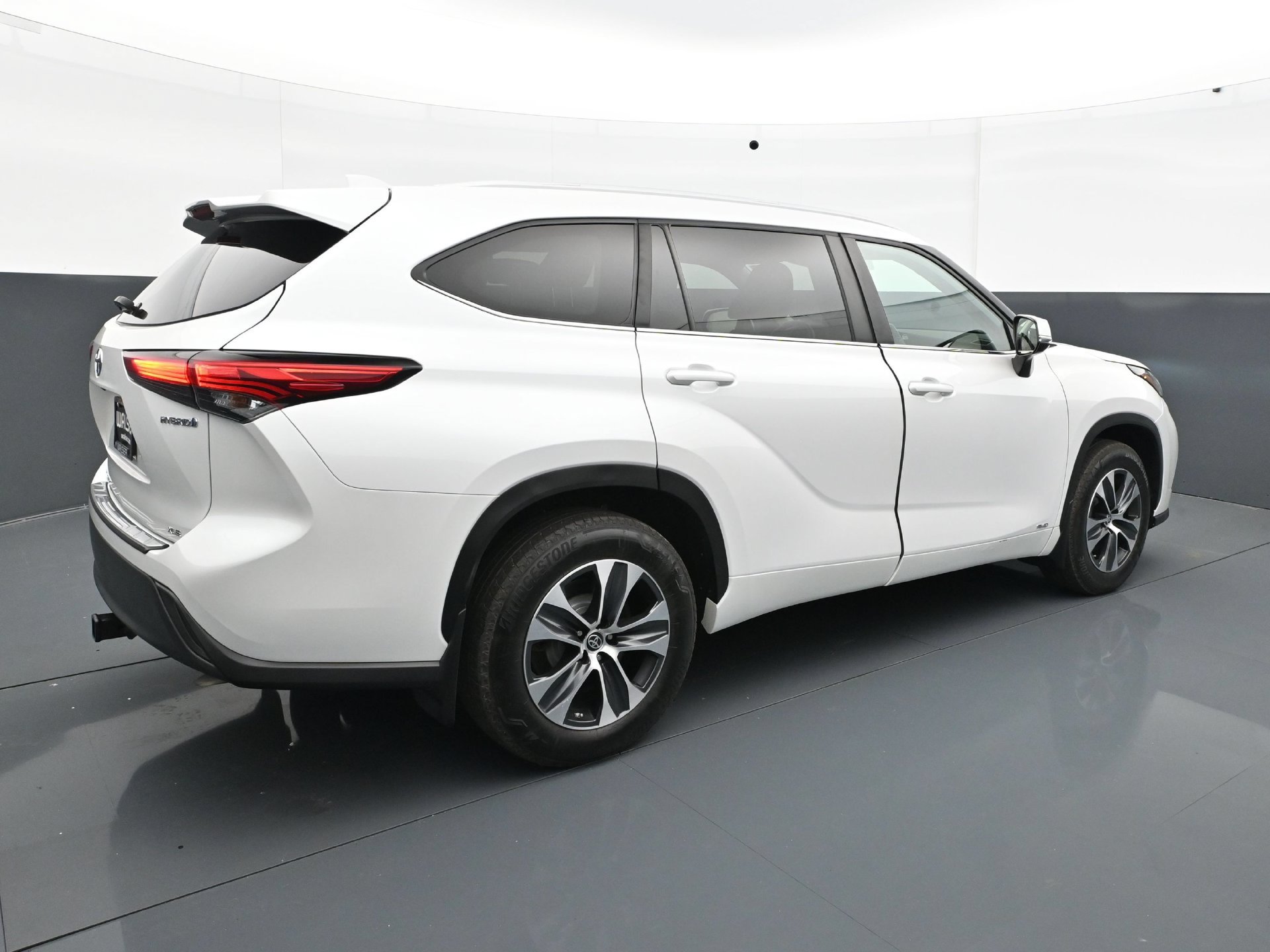 Used 2023 Toyota Highlander XLE AWD/4WD image 7