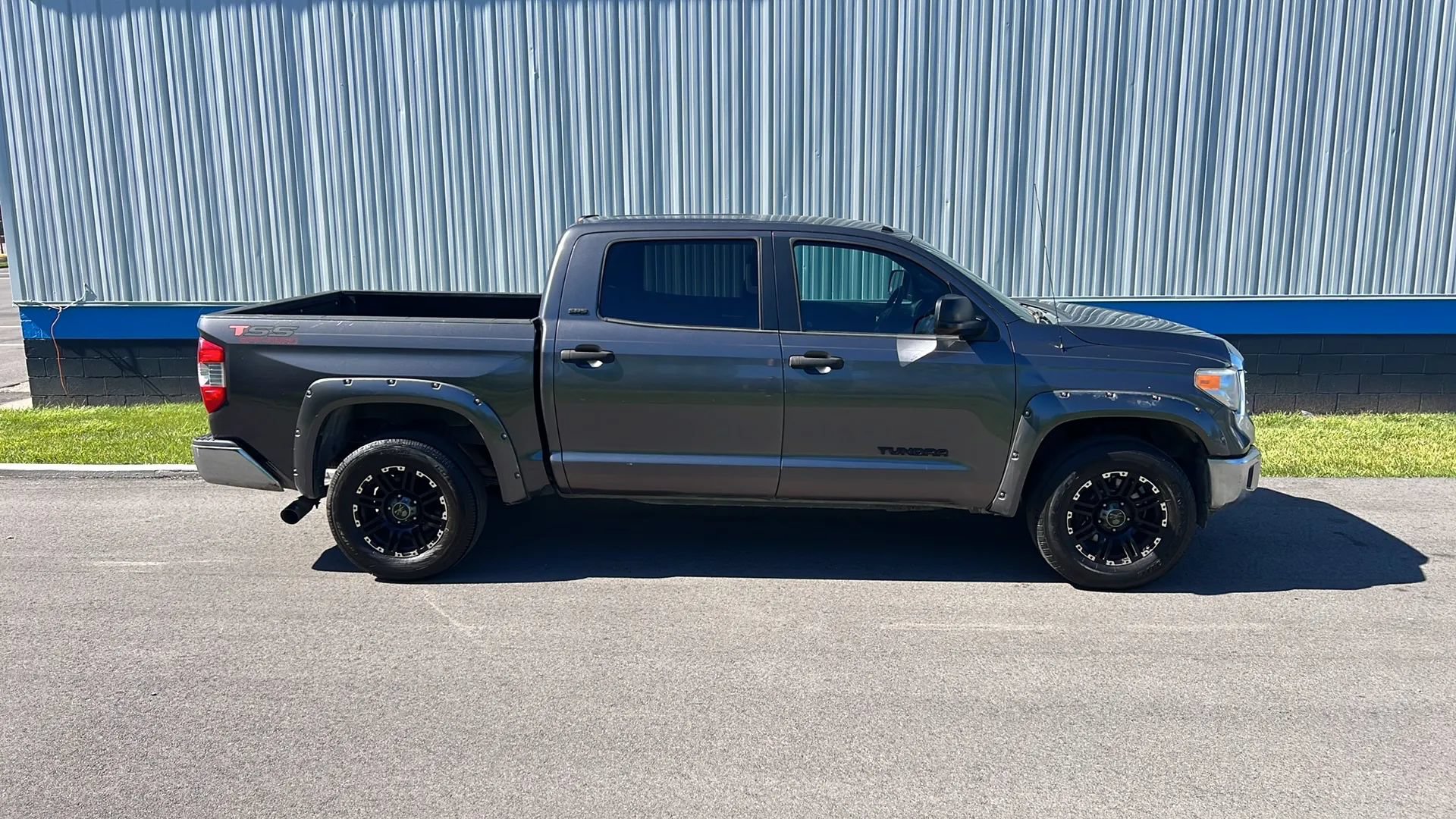 Used 2016 Toyota Tundra SR5 w/ SR5 Upgrade Package RWD image 4