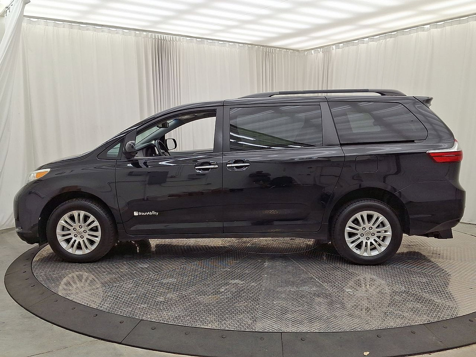 Used 2015 Toyota Sienna XLE w/ XLE Navigation Package image 26