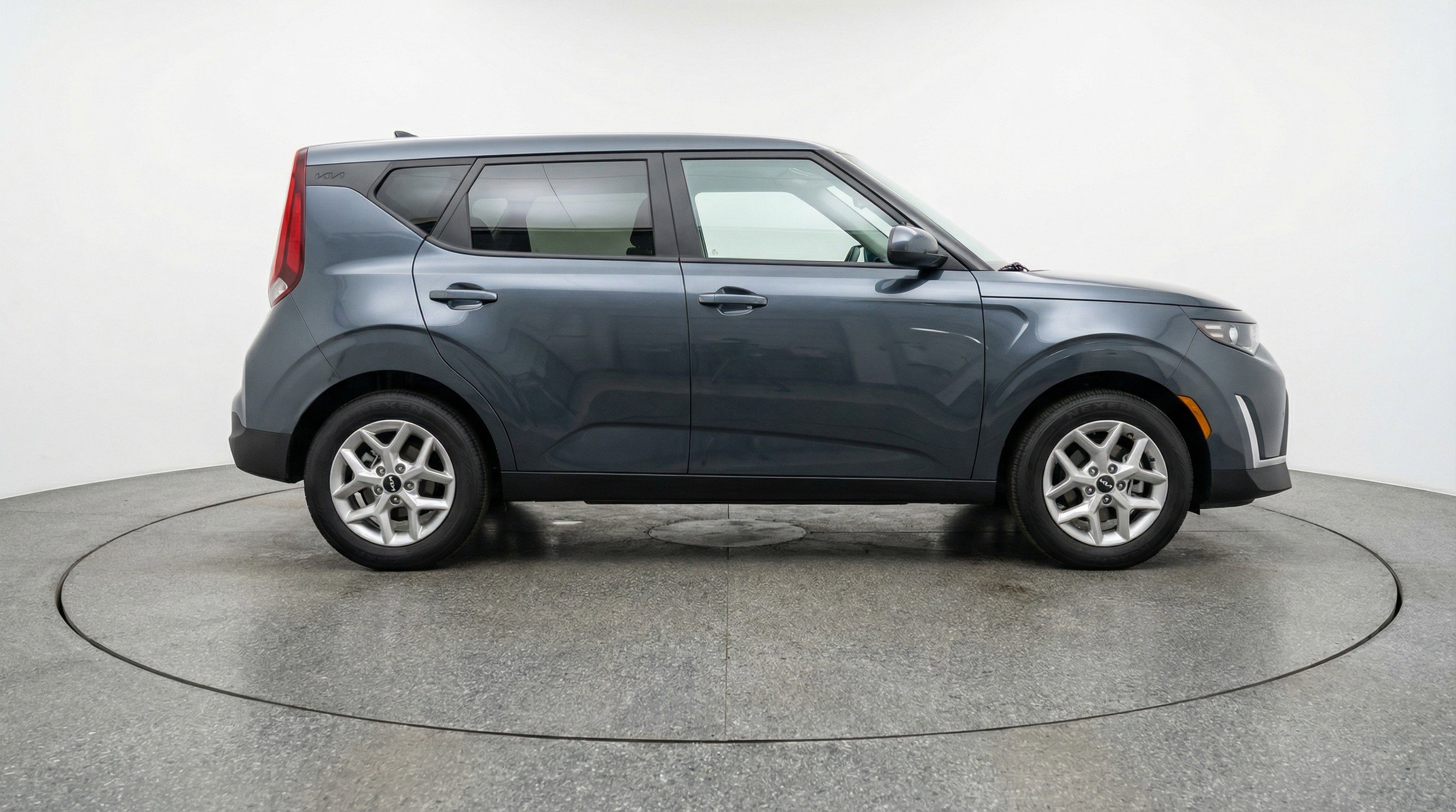 Used 2025 Kia Soul LX w/ LX Technology Package FWD image 11