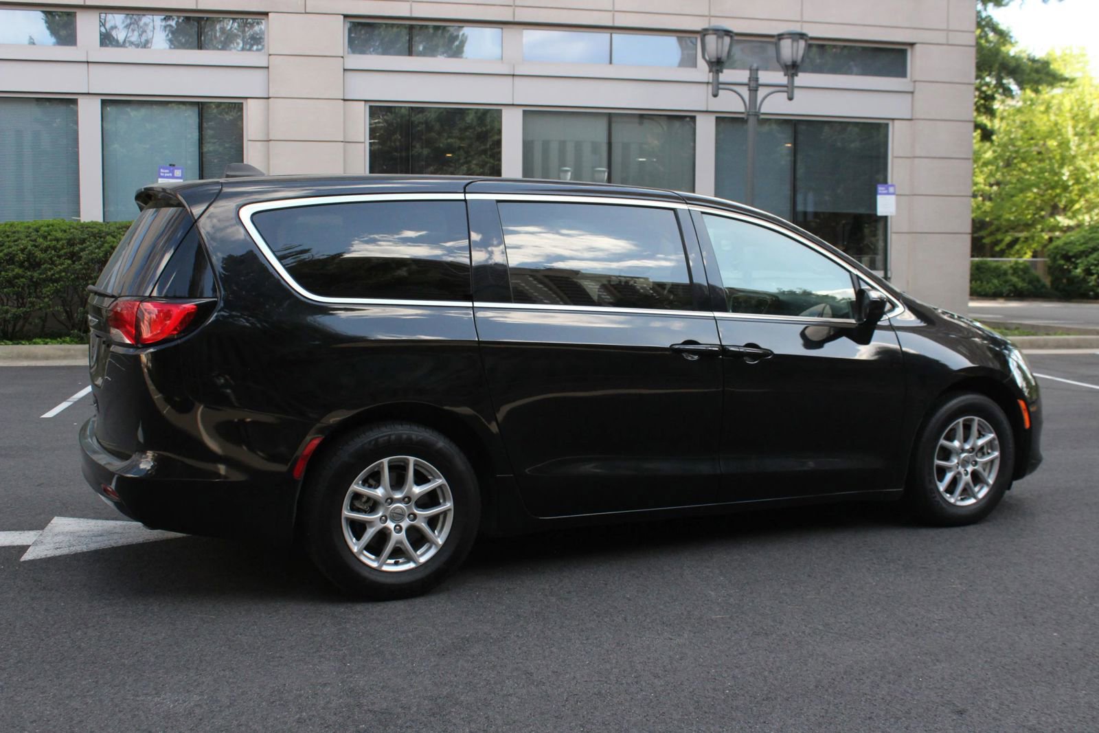 Used 2024 Chrysler Voyager LX FWD image 7