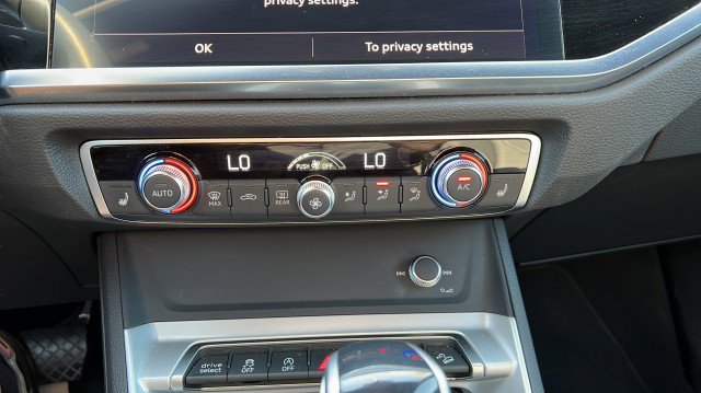 Used 2025 Audi Q3 2.0T Premium image 26