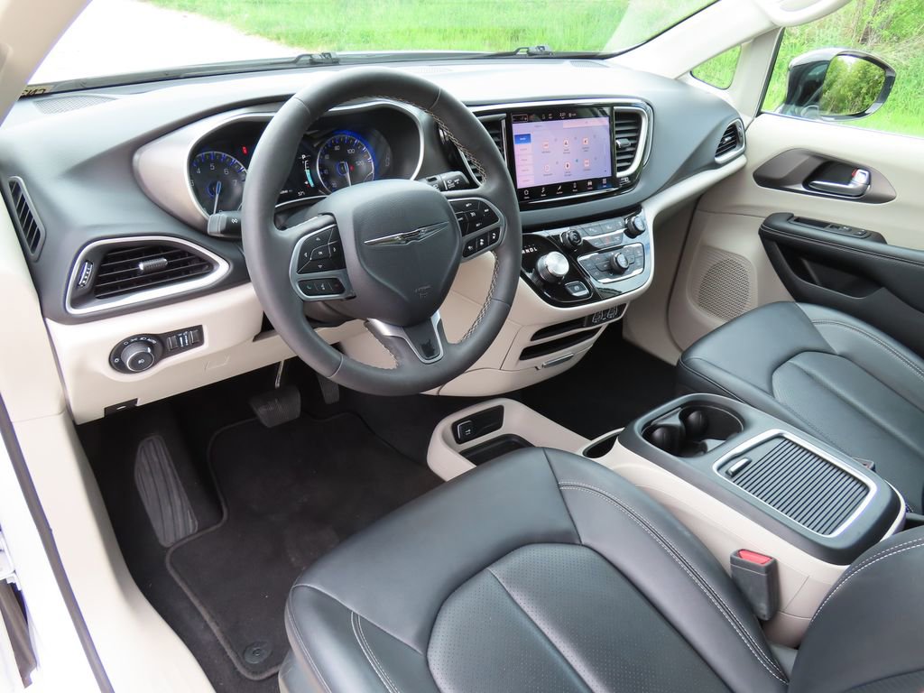 Certified 2024 Chrysler Pacifica Touring-L FWD image 20