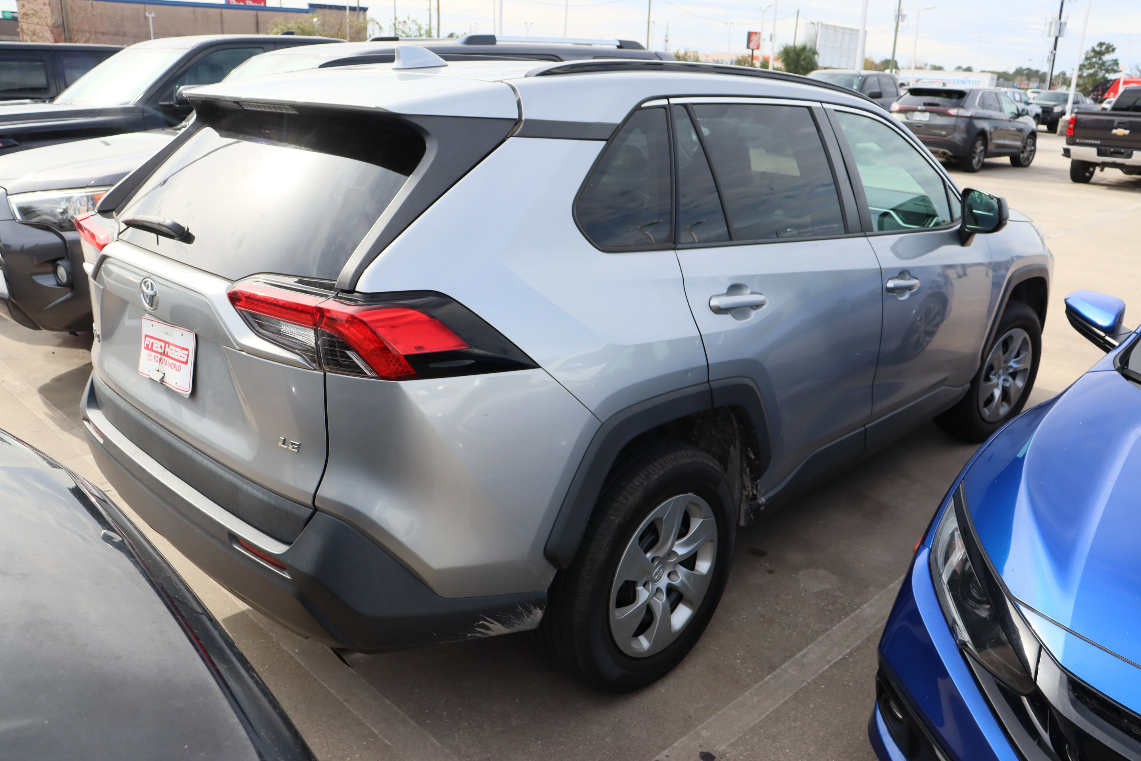 Used 2019 Toyota RAV4 LE image 11