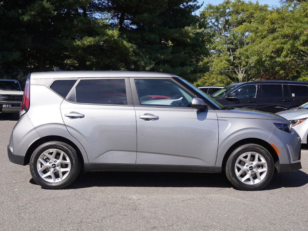 Used 2025 Kia Soul LX w/ LX Technology Package FWD image 16