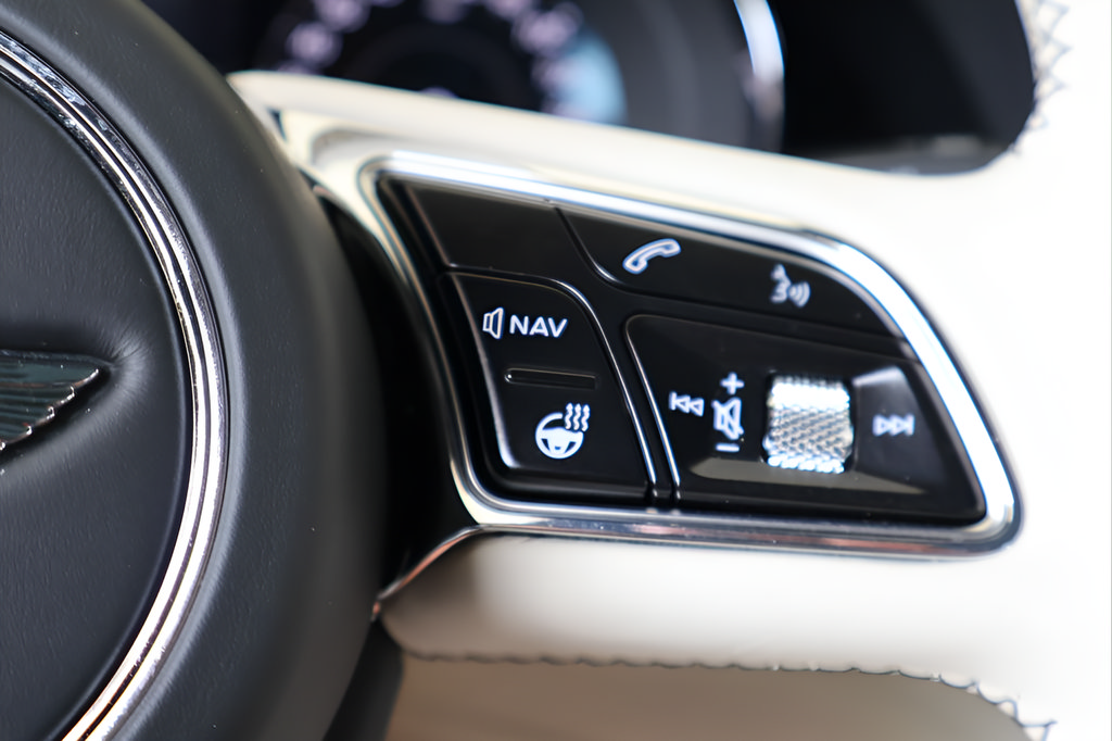 Used 2024 Bentley Bentayga AWD/4WD image 24