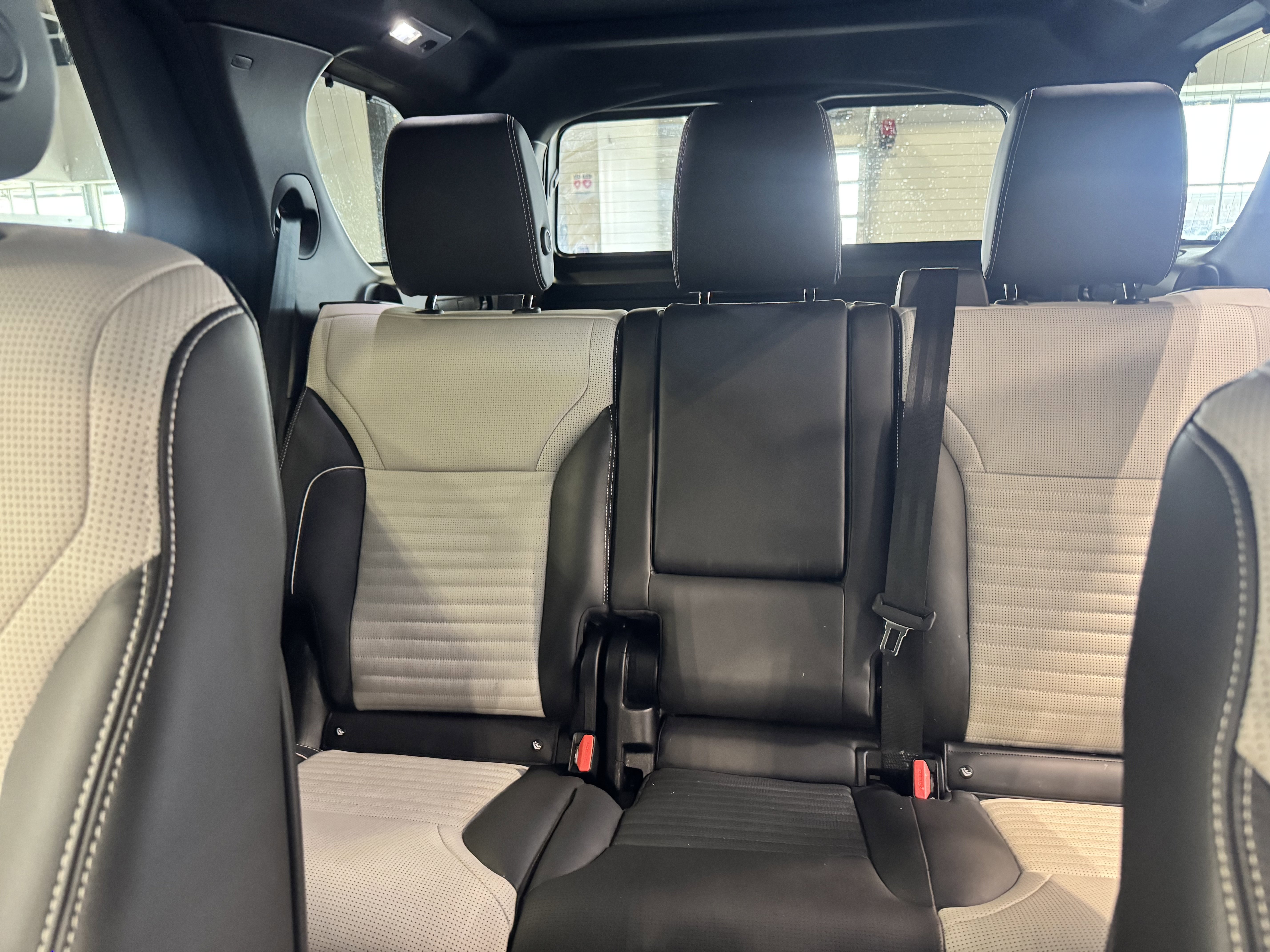 Used 2023 Land Rover Discovery S R-Dynamic image 16