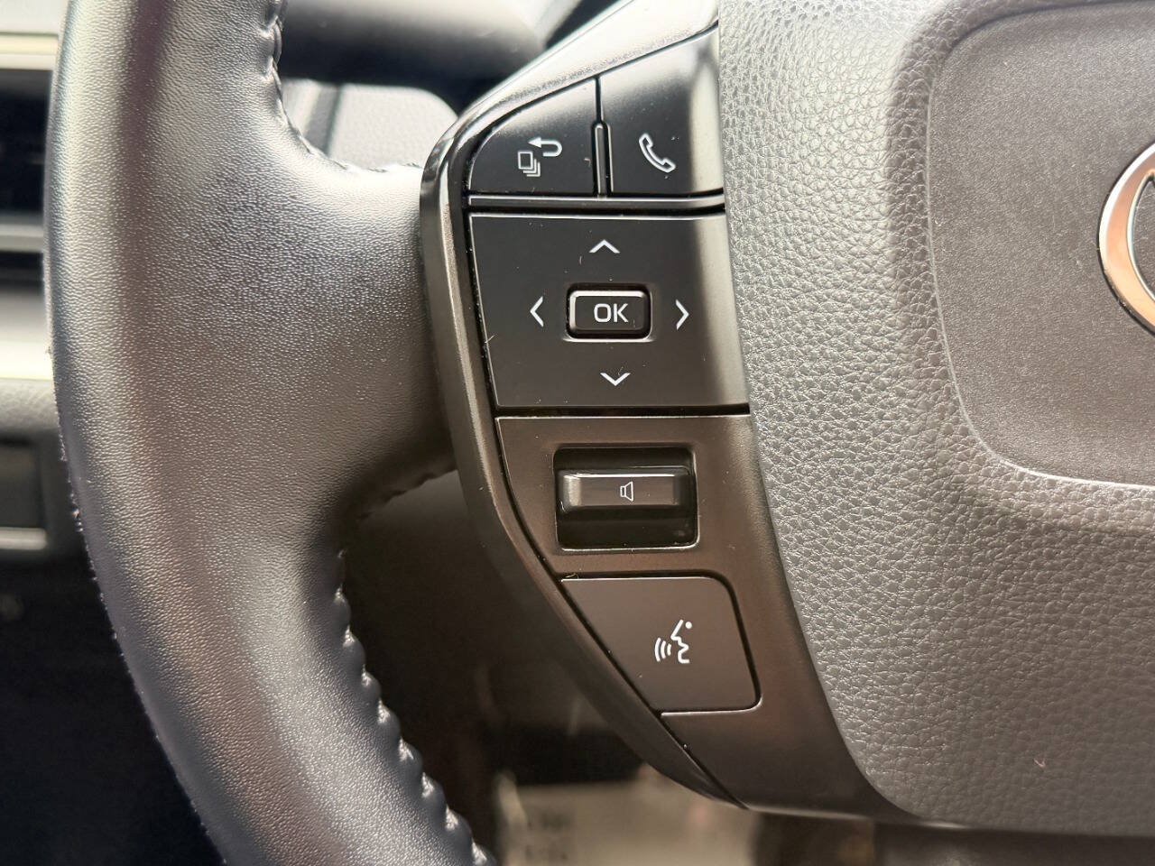 Used 2023 Toyota Prius LE FWD image 28