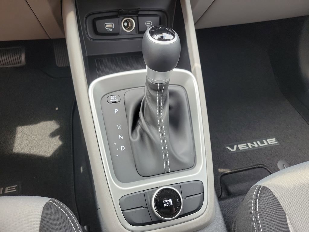 Used 2025 Hyundai Venue SEL image 26