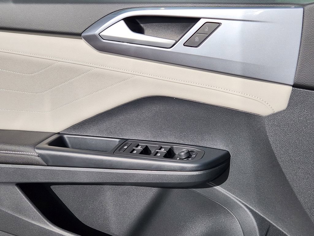 New 2026 Volkswagen Taos SEL image 3