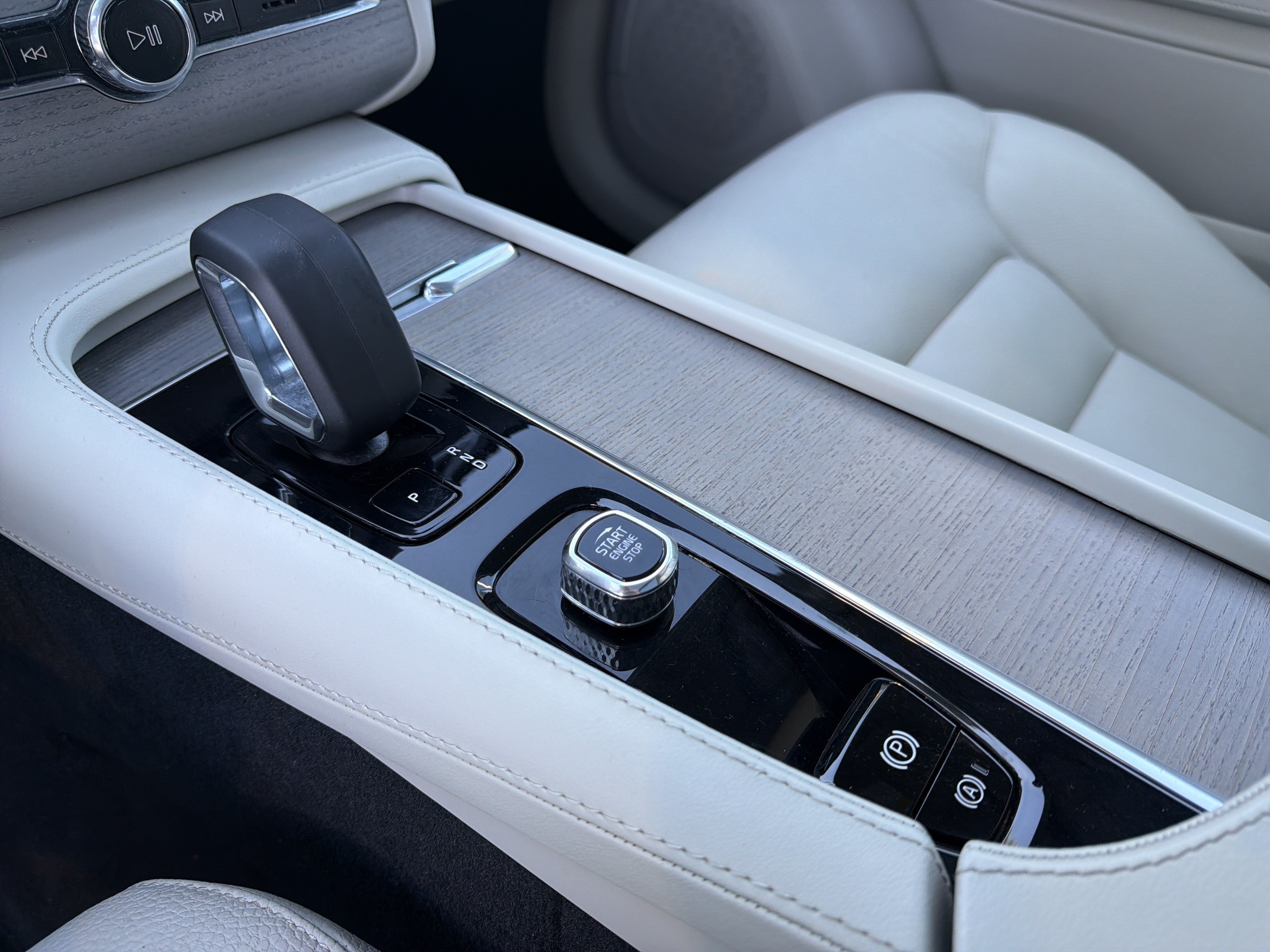 Certified 2025 Volvo XC90 T8 Plus w/ Protection Package Premier AWD/4WD image 26