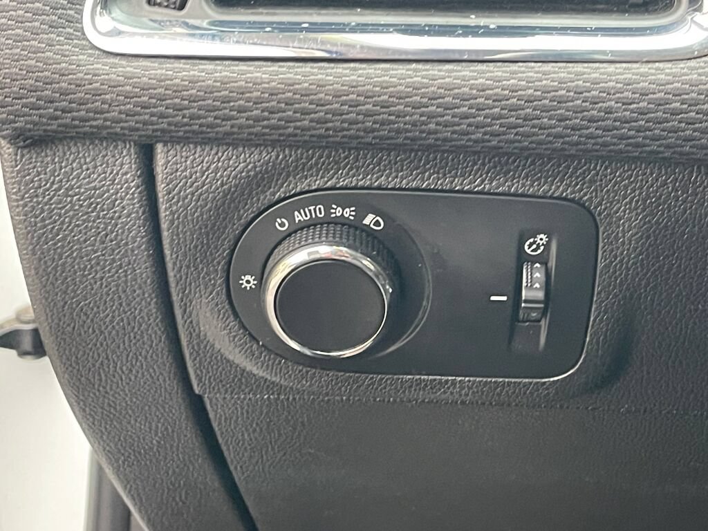 Used 2016 Chevrolet Cruze LT FWD image 17