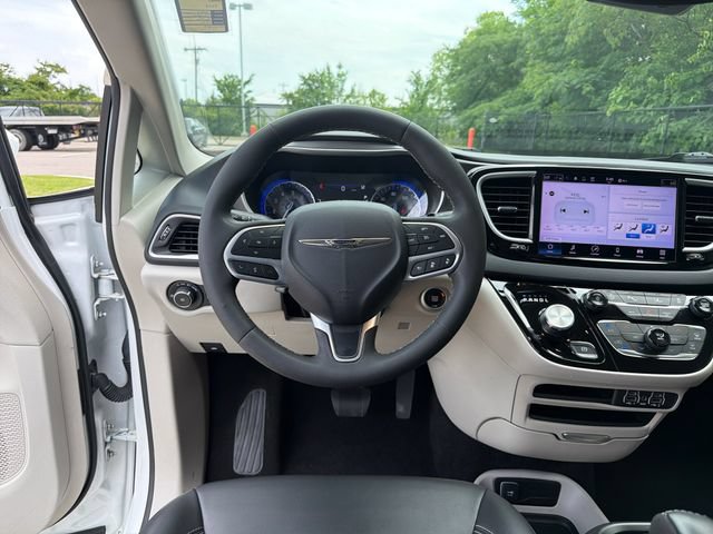 Used 2023 Chrysler Pacifica Touring-L FWD image 16