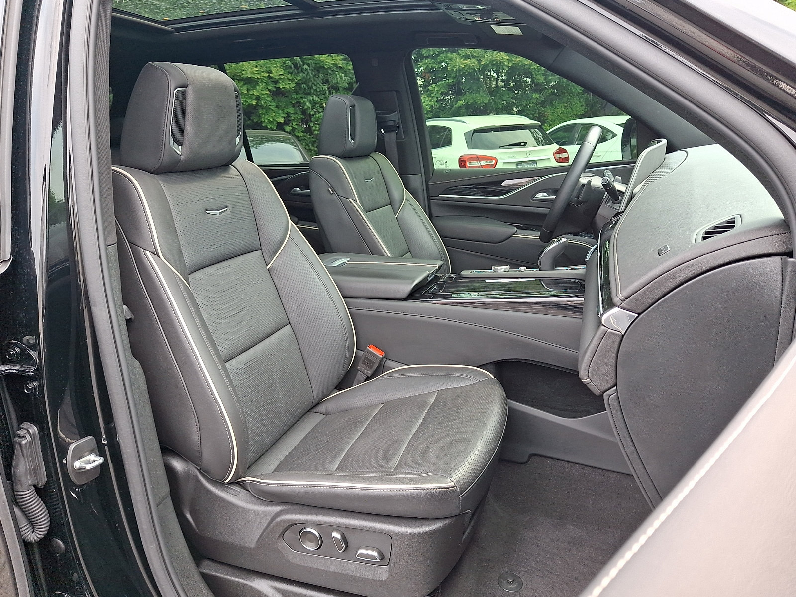 Used 2024 Cadillac Escalade Sport w/ LPO, ONYX Package AWD/4WD image 3