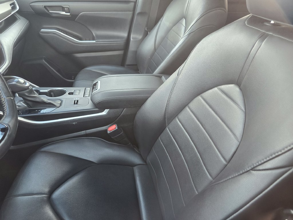 Used 2021 Toyota Highlander XLE FWD image 22