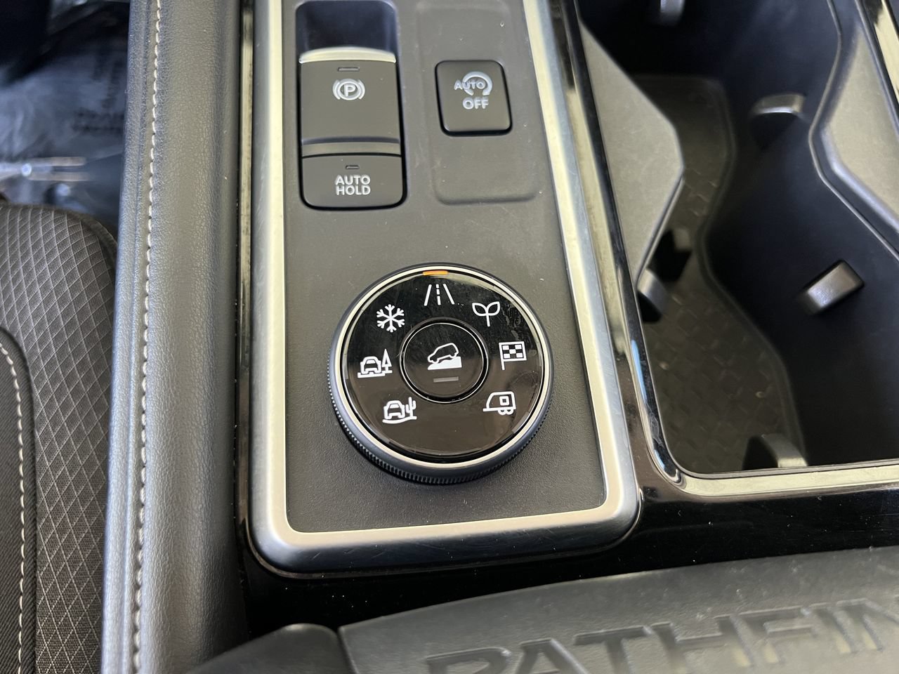 Used 2024 Nissan Pathfinder SV AWD/4WD image 17