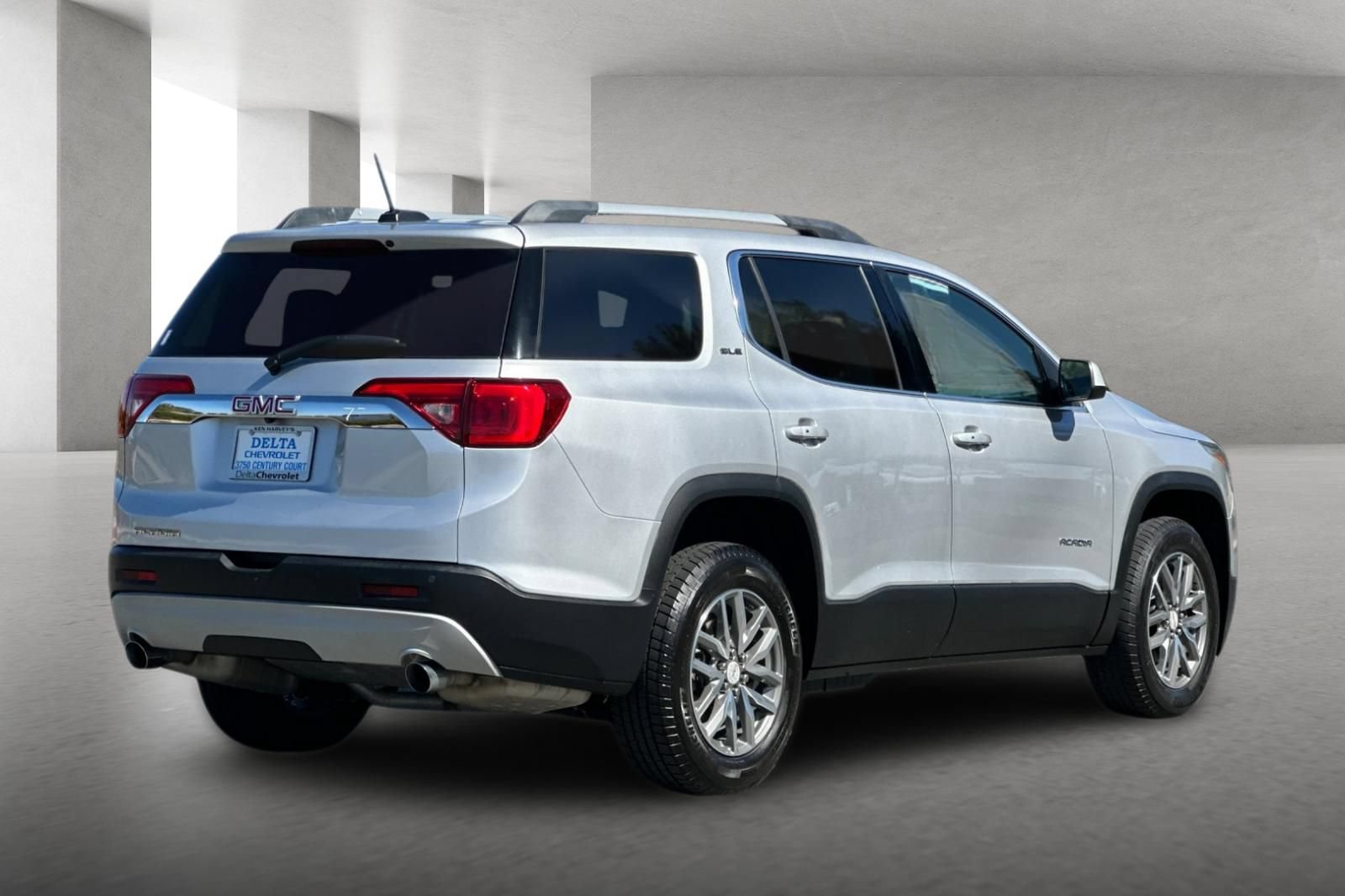 Used 2017 GMC Acadia SLE w/ Driver Alert Package I FWD image 4