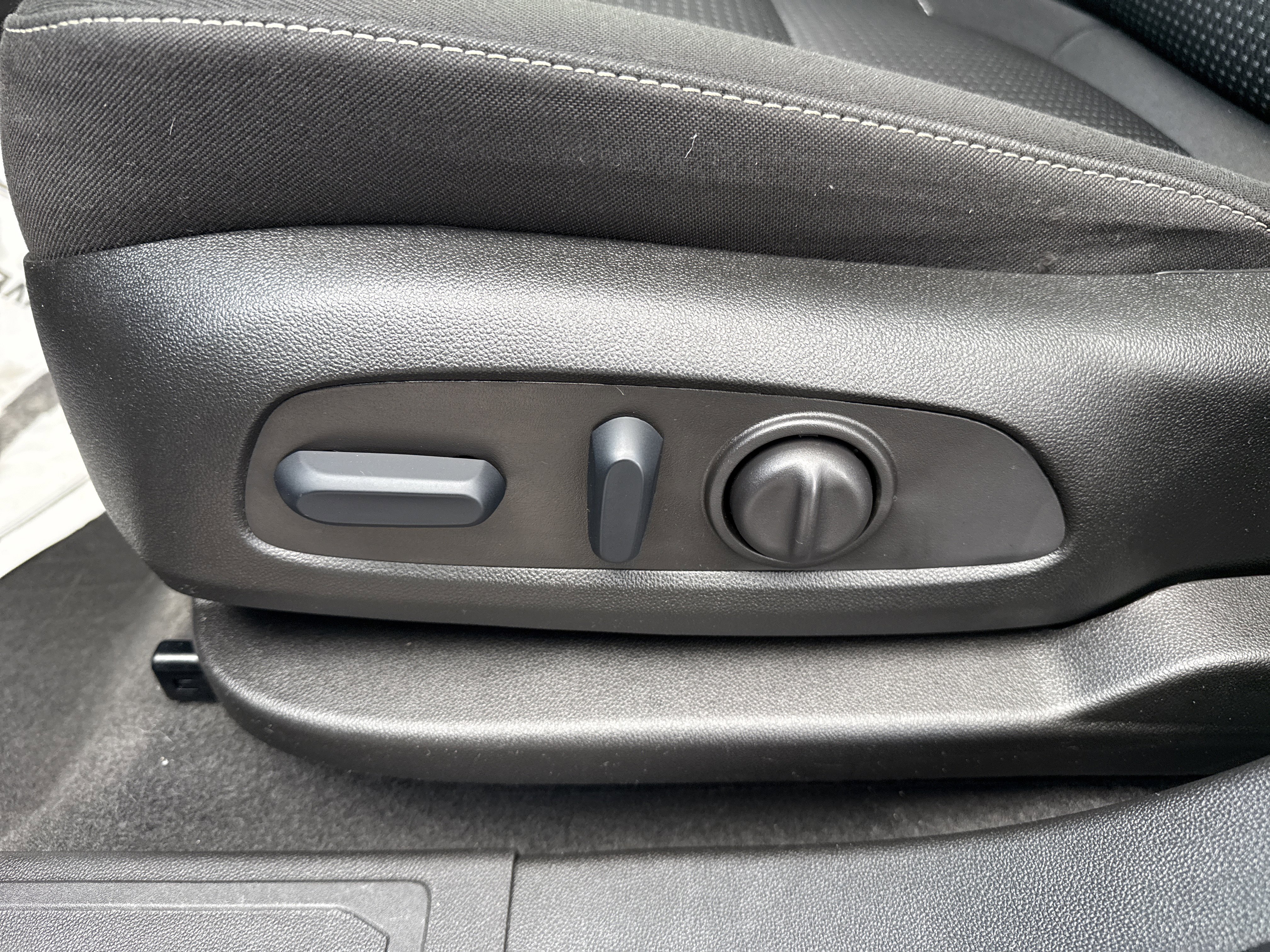 Used 2023 GMC Acadia SLE w/ Driver Convenience Package image 18