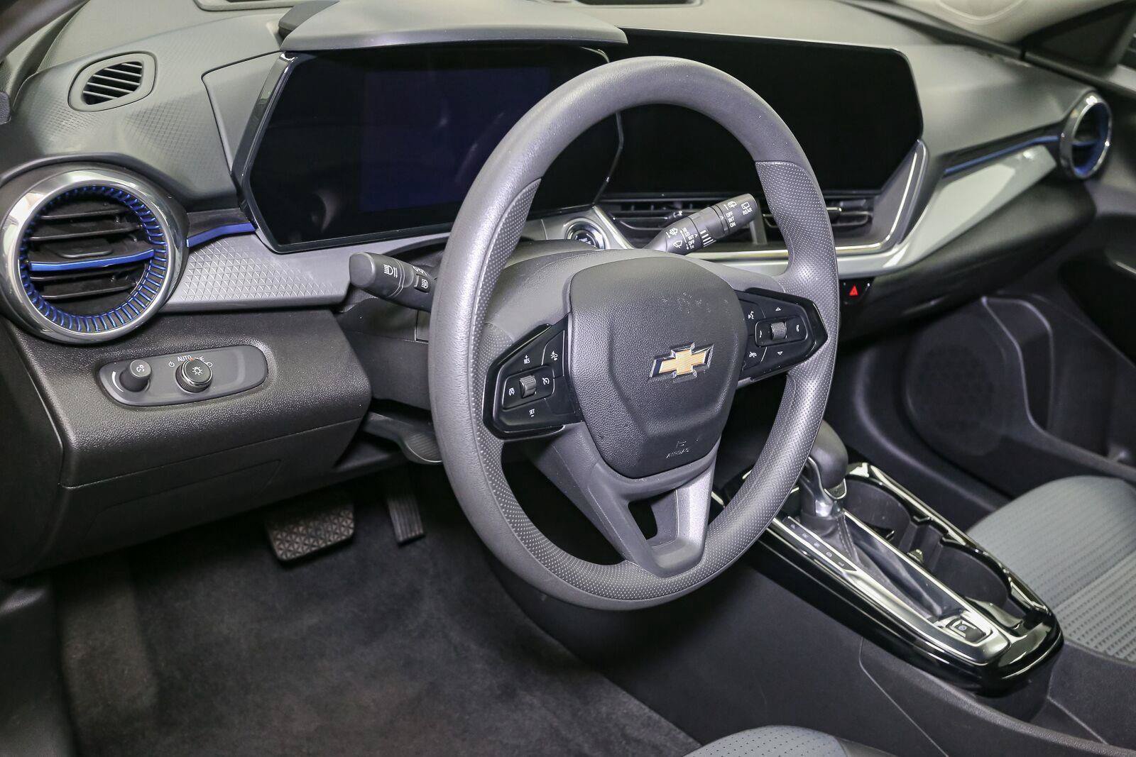 Used 2025 Chevrolet Trax LT FWD image 21