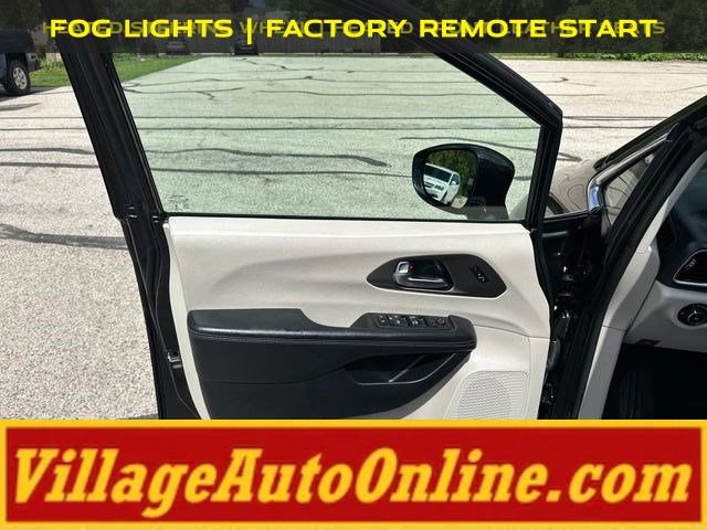 Used 2020 Chrysler Pacifica Touring-L FWD image 10