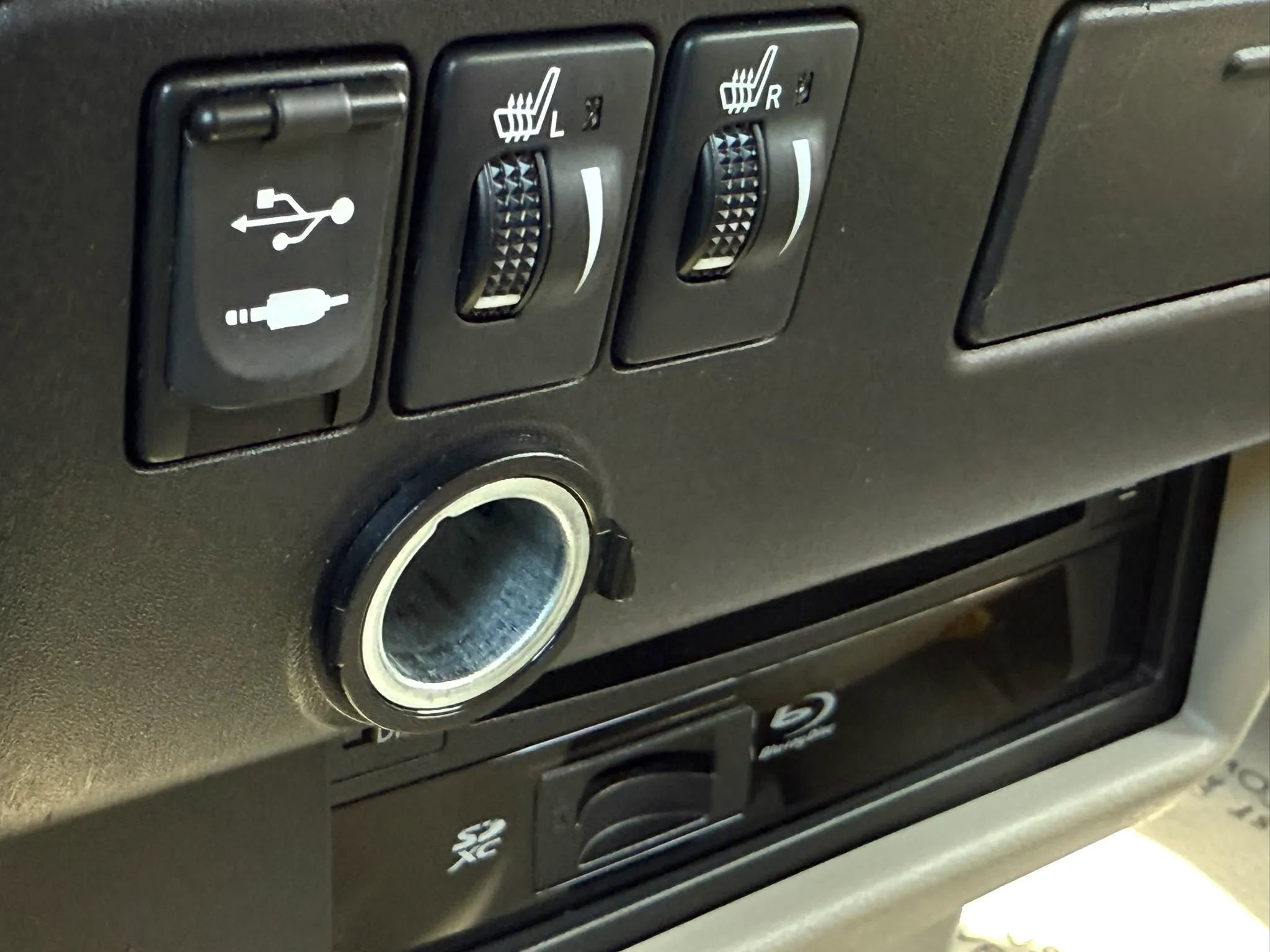 Used 2016 Toyota Sienna XLE Premium FWD image 38