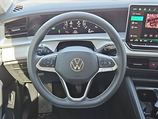 Used 2025 Volkswagen Tiguan SE FWD image 14
