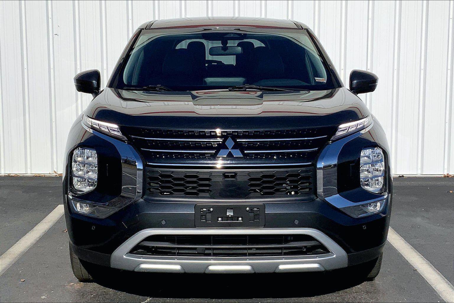 Used 2024 Mitsubishi Outlander SE image 3