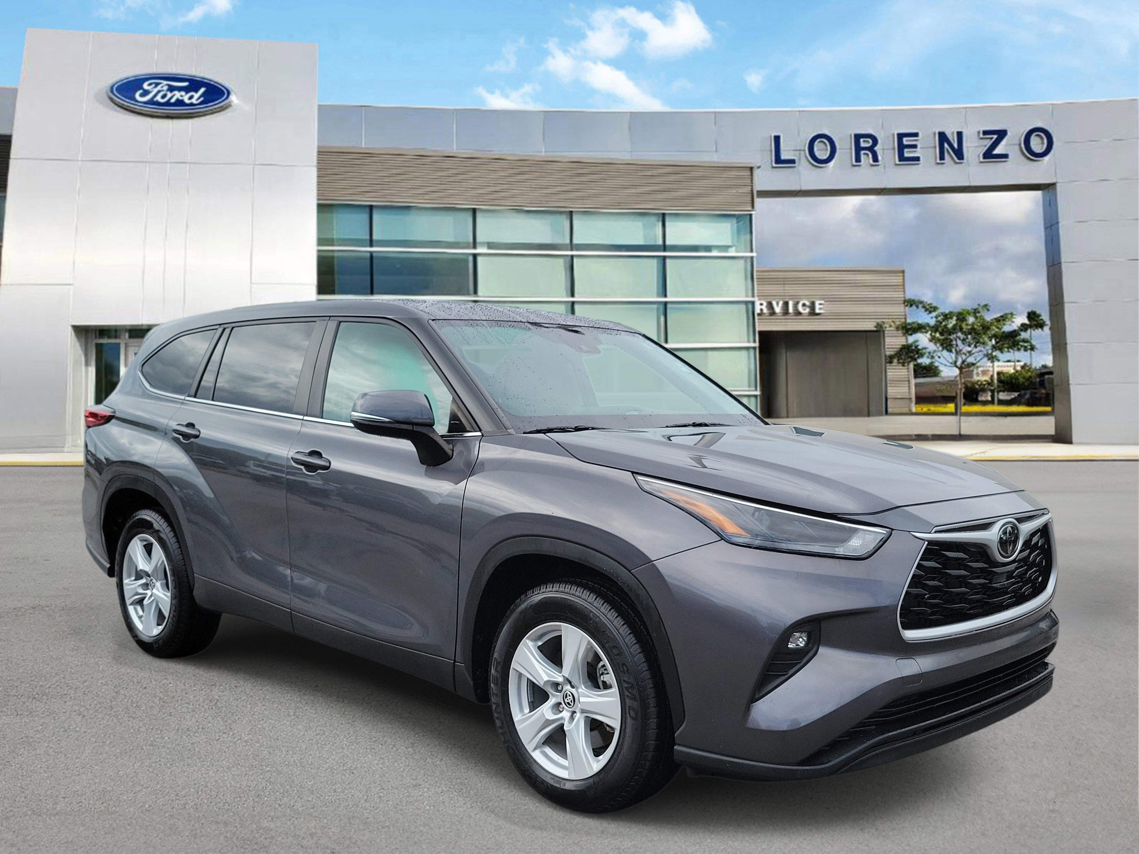 Used 2023 Toyota Highlander LE FWD image 3