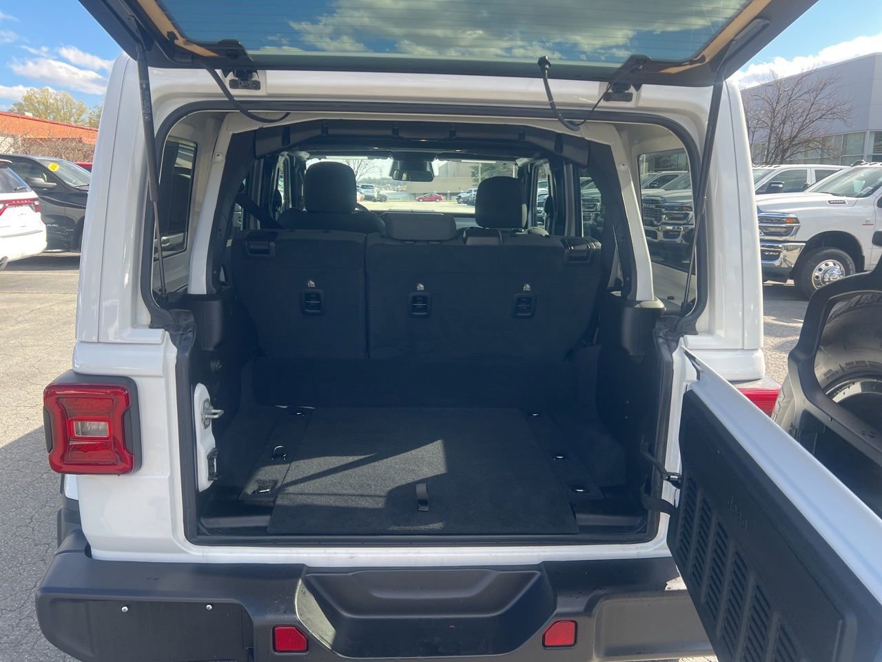 Used 2025 Jeep Wrangler Sahara 4xe image 15