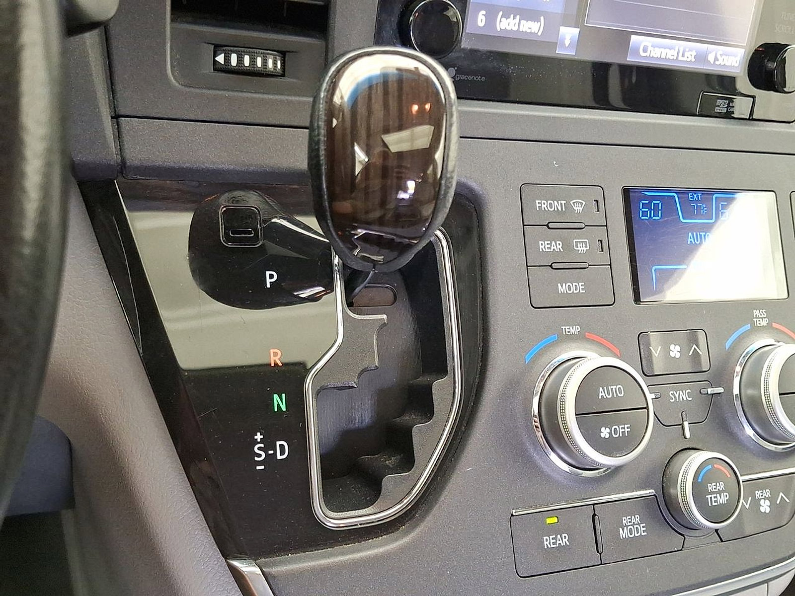 Used 2015 Toyota Sienna XLE w/ XLE Navigation Package FWD image 12