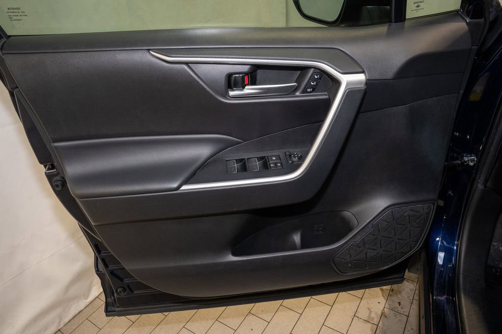 Used 2023 Toyota RAV4 XLE Premium image 12