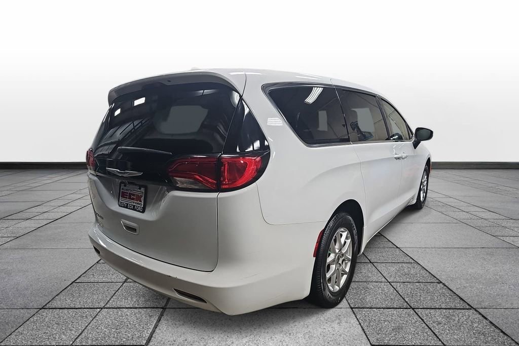 Used 2023 Chrysler Voyager LX FWD image 5