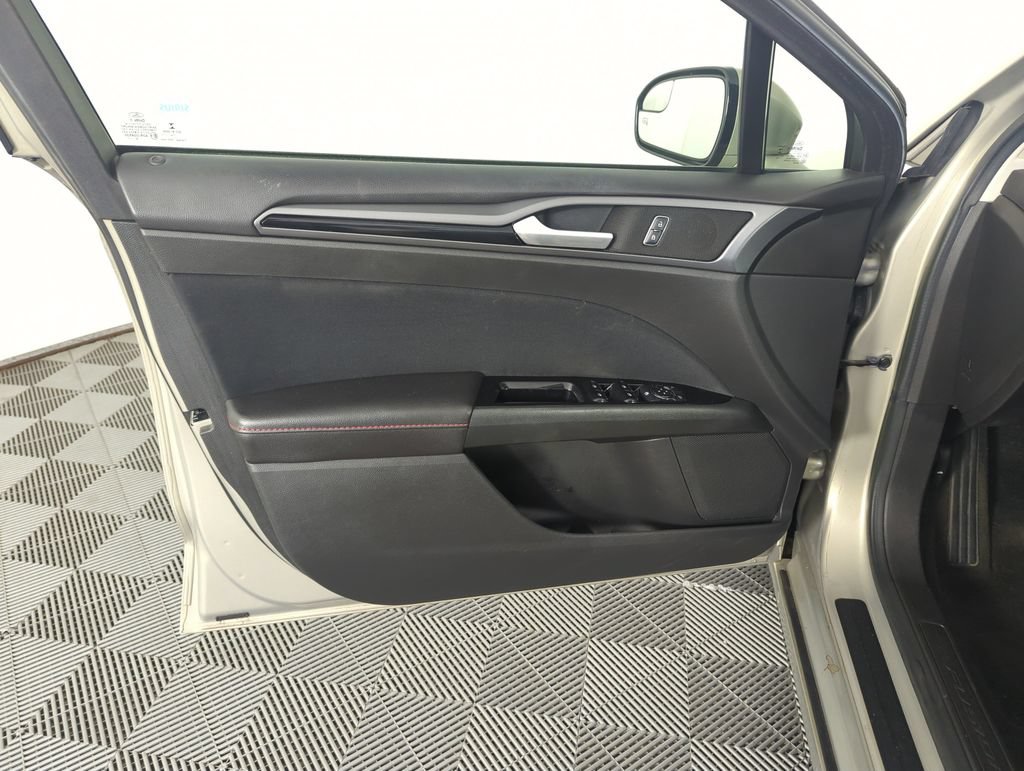 Used 2015 Ford Fusion SE w/ Equipment Group 201A FWD image 18