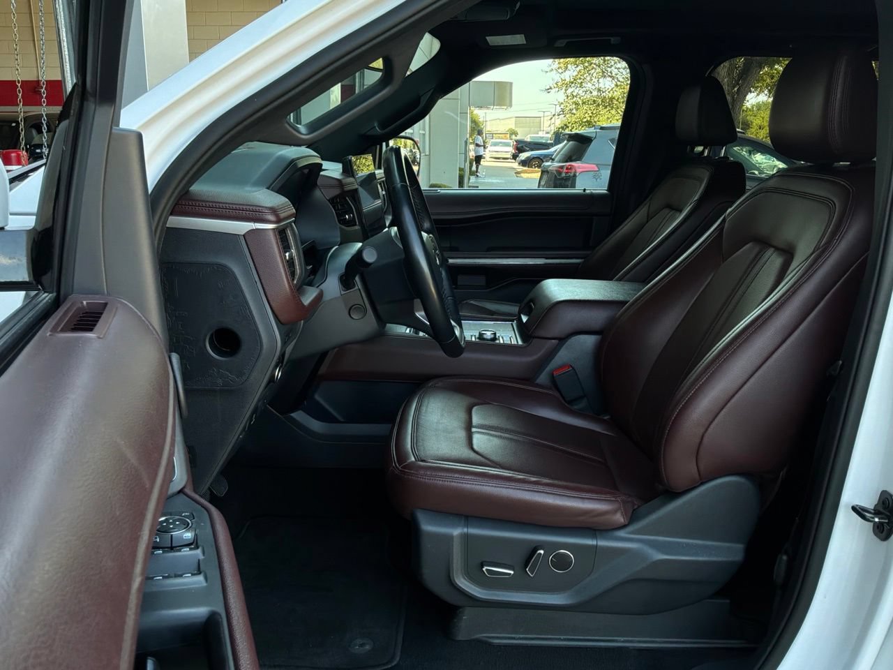 Used 2024 Ford Expedition Limited AWD/4WD image 10