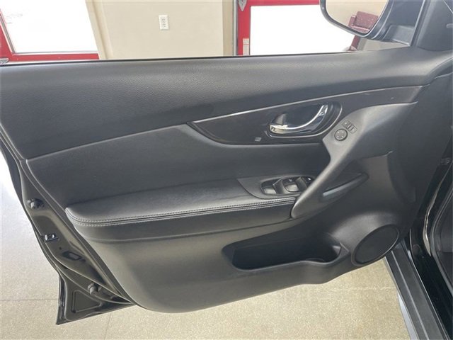 Used 2018 Nissan Rogue SV image 10