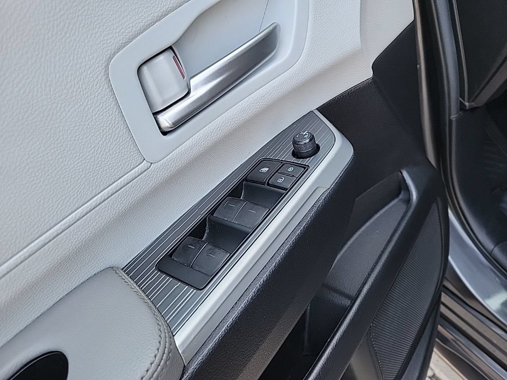 Used 2025 Toyota Sienna XLE FWD image 34