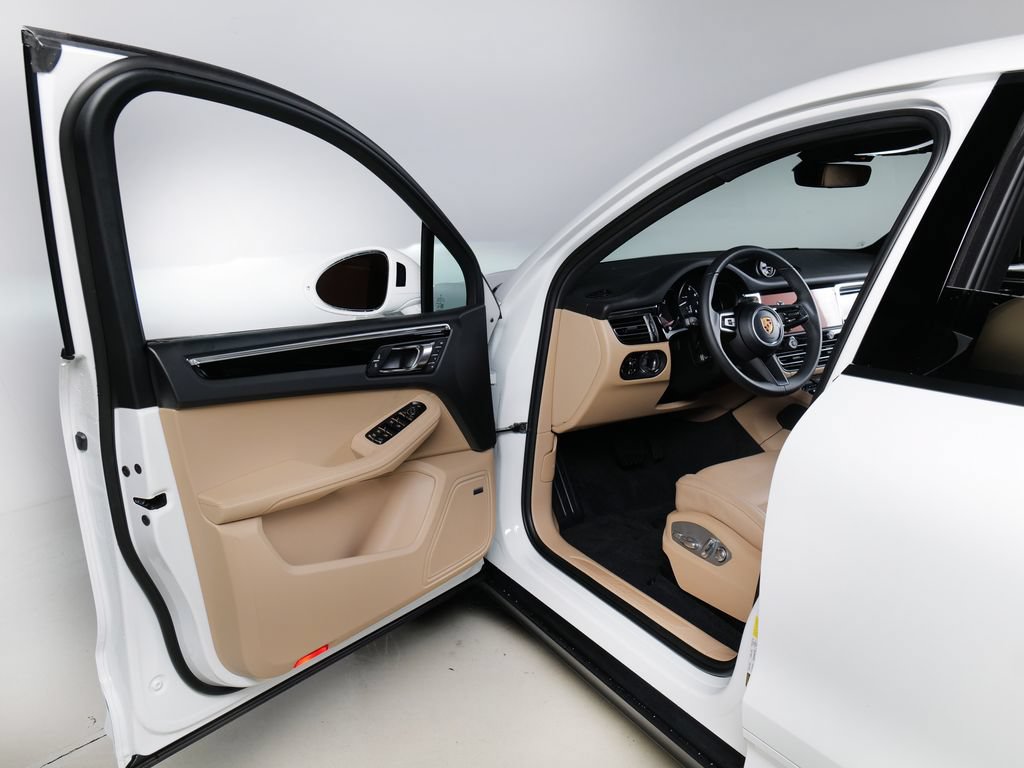Certified 2026 Porsche Macan AWD/4WD image 24
