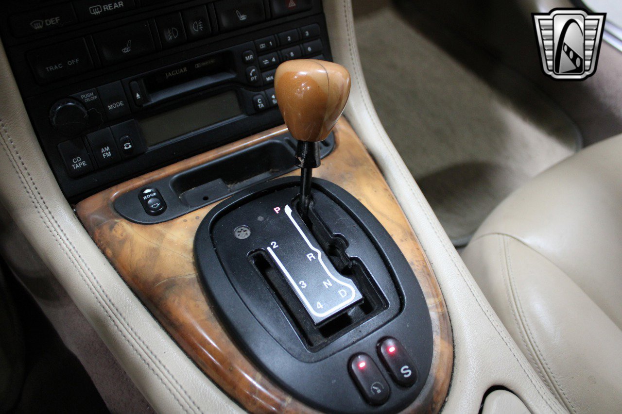 Used 2001 Jaguar XK8 Convertible image 22